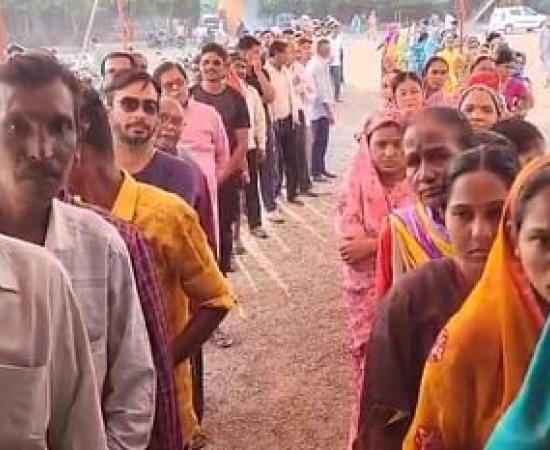 53.09% voting in Chhattisgarh till 1 pm, less voting in Rajnandgaon, EVM faulty in Gariaband, second phase of voting has started in Chhattisgarh, three seats of the state Rajnandgaon, Mahasamund and Kanker are included in the second phase, Khabargali