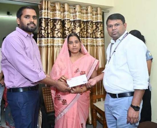 Municipal Corporation Commissioner handed over a cheque of 15 lakhs to Neelu Verma. After the demise of late Shri Ajay Verma, who was posted on Lok Sabha election duty, Election Commission gave ex-gratia compensation, Raipur, Chhattisgarh, Khabargali