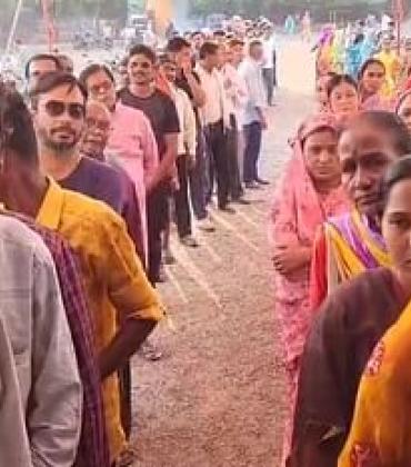53.09% voting in Chhattisgarh till 1 pm, less voting in Rajnandgaon, EVM faulty in Gariaband, second phase of voting has started in Chhattisgarh, three seats of the state Rajnandgaon, Mahasamund and Kanker are included in the second phase, Khabargali