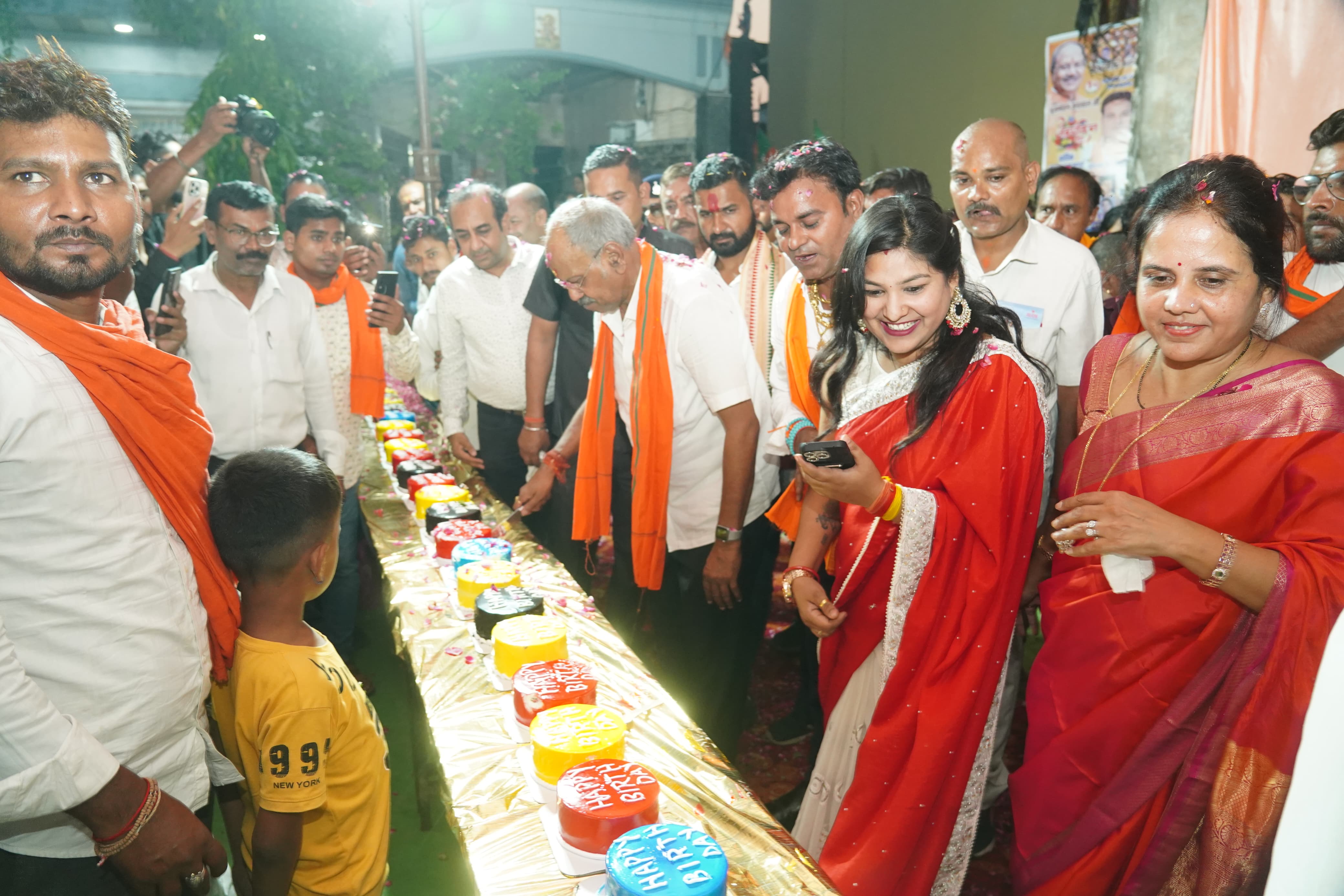 Brijmohan turned 65, fans made him cut 65 cakes, weighed him with laddus, distributed sherbet, havan and pujan were performed, many events were organized at various places, people kept coming to congratulate him at his residence, 1st May is Labor Day, birthday of Chhattisgarh's public leader minister Brijmohan Agarwal, Raipur, Chhattisgarh Khabargali