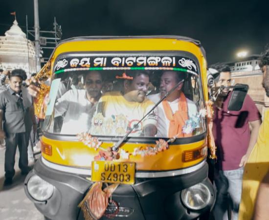 Before PM Modi's roadshow, BJP's unique campaign on the streets of Puri, Sambit Patra and Rajesh Munat took an auto ride, told the people of Puri about Modi's guarantee, Khabargali
