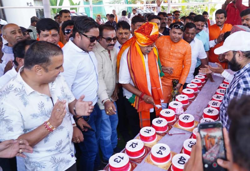 Brijmohan turned 65, fans made him cut 65 cakes, weighed him with laddus, distributed sherbet, havan and pujan were performed, many events were organized at various places, people kept coming to congratulate him at his residence, 1st May is Labor Day, birthday of Chhattisgarh's public leader minister Brijmohan Agarwal, Raipur, Chhattisgarh Khabargali