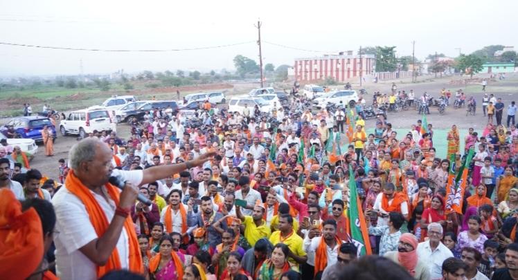 Brijmohan's road show in Raipur Rural Assembly on the last day of Lok Sabha election campaign, Raipur, Chhattisgarh, Khabargali
