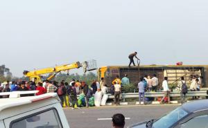  एक्सप्रेस-वे पर पलटी डबल डेकर बस, ड्राइवर को नींद आने से हुआ हादसा, 6 की मौत खबरगली Double-decker bus overturns on expressway; driver falls asleep, 6 killed hindi news big news khabargali 