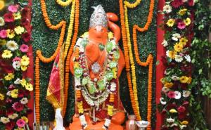 Celebration of birth anniversary at Shri Chintahar Hanuman Temple in Chaubey Colony: 1000 devotees recited Chalisa together, devotees danced to the hymns, crowd gathered to see Hanuman Ji seated in the cradle swing, Bhajan singer Sachin Gupta and party, organiser Deepak Naresh Kedia, Raipur, Chhattisgarh, Khabargali