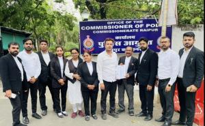 Massive protests against e-challans in Raipur: Lawyers complain to the Commissioner and DGP, demanding amendments to the rules and reduction in fines. Advocates Vivek Tanwani, Nitin Bhadekar, Jagdish Singha, Pankaj Dhote, Chandralok Mishra, Monica Fernandes, Riya Gadiya, Vidisha Sachdev, Vinod Saraf, Sangita Sahu, Farhan Siddiqui, Chhattisgarh, Khabargali 