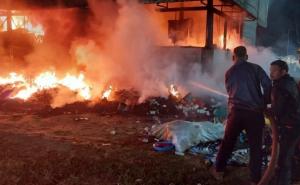 A massive fire broke out at a biscuit factory late last night, with losses estimated at Rs 4-5 crore. raipur chhattisgarh hindi news khabargali 