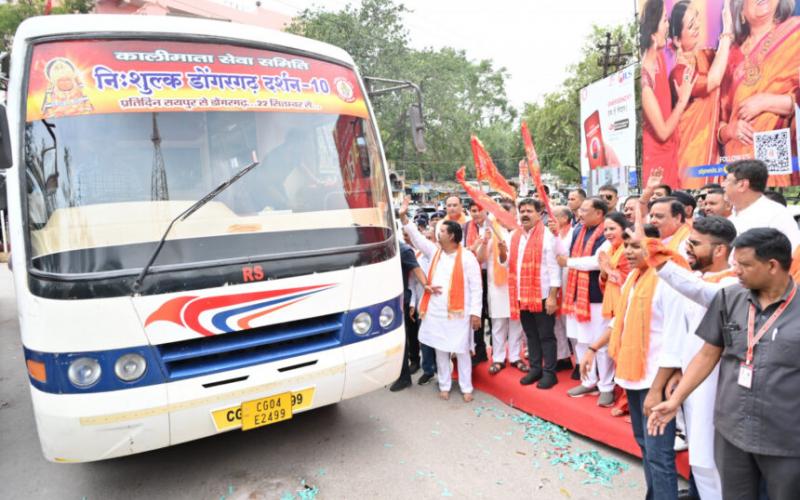 Free bus service for devotees during Navratri; four buses flagged off for Maa Bambleshwari darshan Chhattisgarh News latest News hindi news khabargali 