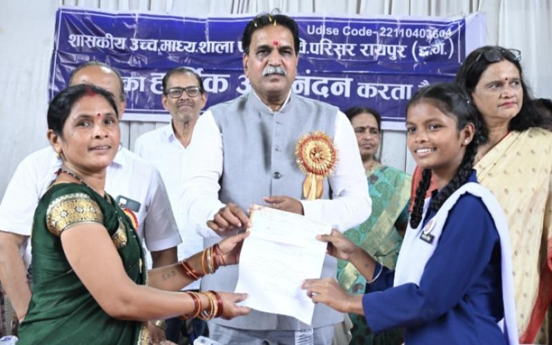 MLA Rajesh Munat presented cheques of ₹5,000 each to 36 meritorious students, gifted smart class and solar panels to Pt. Ravishankar Shukla University Campus School, Raipur, Chhattisgarh Khabargali