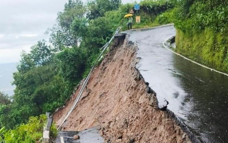 Heavy rains wreak havoc in Darjeeling; bridge collapses, 20 dead, several missing hindi News big News latest News khabargali 