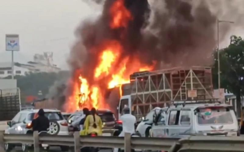 Tragic accident on Pune-Bengaluru highway, out-of-control truck collides with several vehicles, 7 burnt to death hindi News latest News big News khabargali 
