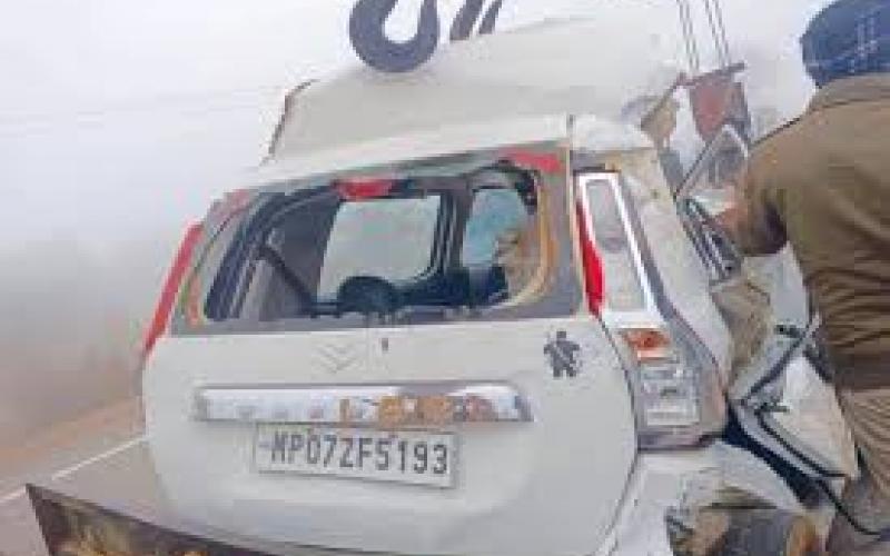 कोहरे में नहीं दिखी गाड़ी, कार के परखच्चे उड़े, 4 की मौके पर मौत खबरगली The car was destroyed in the fog, killing four people on the spot. hindi news latest khabargali 