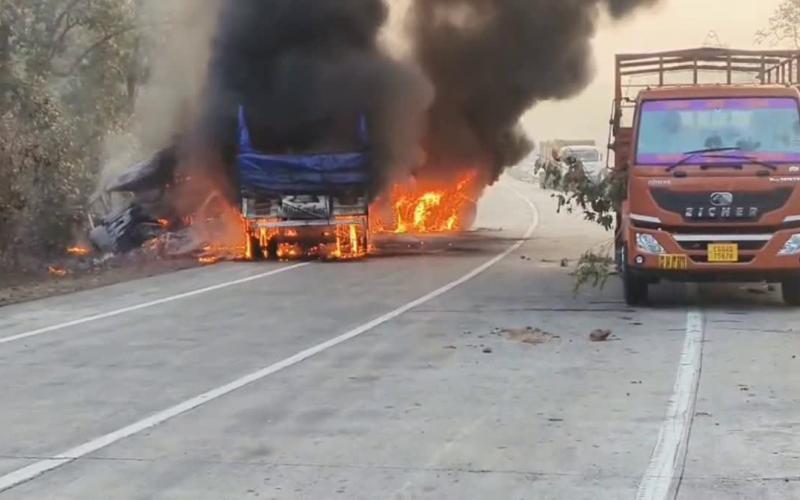  A truck and a trailer collided, leaving the driver trapped in the trailer cabin burned to death.balrampur hindi news latest news khabargali 
