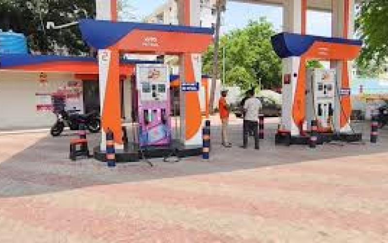  Petrol and diesel prices in the state have become a big issue, with over 300 pumps running out of stock. hindi news latest raipur khabargali 