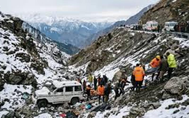 Bhilai engineer dies in Himachal Pradesh; wife and two sons injured in accident; car falls 500 feet into ravine bhilai chhattisgarh news khabargali 