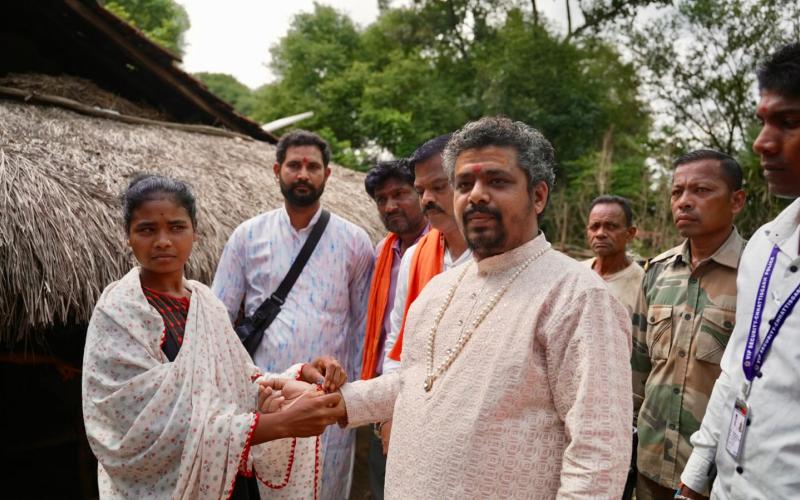 Dr. Prem Sai Guruji visited families affected by Naxal violence; Sukki, who had lost a leg, received ₹51,000 for house repairs and a monthly allowance of ₹31,000 for one year to support her wedding. Hindi