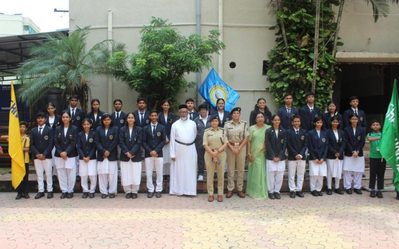 Student Union Oath Taking Ceremony at MGM Higher Secondary School, Gayatri Nagar: Traffic DCP gave leadership mantra, sports talents were honored, a unique confluence of student leadership, road safety and environmental protection, along with tree plantation drive, sports talents were also honored, Principal Dr. Leena R. Jacob welcomed the Chief Guest Dr. Archana Jha, DCP, Traffic Police, Raipur, Seema Ahirwar, ACP, Traffic Police, Vice President of School Management Father Jose Mathew, Chhattisgarh, Khabar