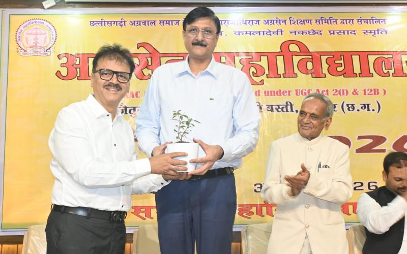 Grand induction program for new students at Agrasen College, Police Commissioner Sanjeev Shukla gave the mantra of success, Raipur, Chhattisgarh, Khabargali