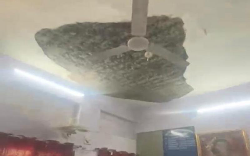 Ceiling plaster fell on the Tehsildar's chair; he narrowly escaped, while the table and computer were damaged. hindi news latest news khabargali 