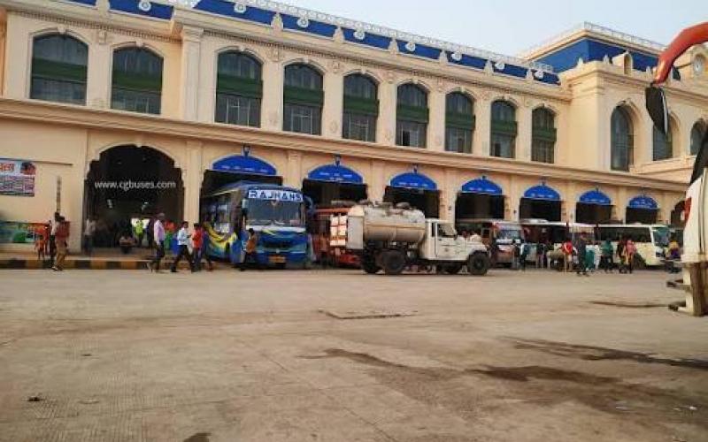 Fire breaks out in a bus parked at the Bhathagaon bus stand in Raipur; chaos ensues at the scene raipur chhattisgah hindi news khabargali 