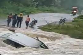 Rain wreaks havoc in Chhattisgarh, car swept away in overflowing drain, rescued by swimming hindi News big News latest News khabargali 