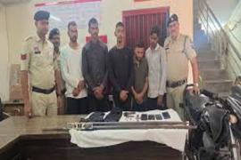 सुपरस्टार विजय देवरकोंडा का कार एक्सीडेंट, हैदराबाद जाते वक्त हुआ हादसा खबरगली Superstar Vijay Deverakonda met with a car accident while on his way to Hyderabad. Haidrabad Hindi News Latest News Khabargali 