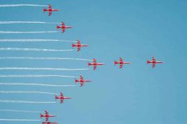 Air show held in Naya Raipur, fighter jets formed the tricolor in the sky, crowds of spectators gathered. Chhattisgarh News Raipur news hindi News khabargali 
