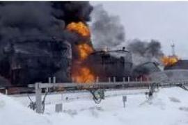 Drone attack on Oman's Salalah port, oil tanks on fire, smoke in the sky oman news hindi latest big news khabargali 