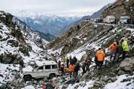 Bhilai engineer dies in Himachal Pradesh; wife and two sons injured in accident; car falls 500 feet into ravine bhilai chhattisgarh news khabargali 