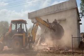  Bulldozers razed 80 houses in Nakti village; 60 families were relocated to Naya Raipur. raipur chhattigarh nakti village khabargali 