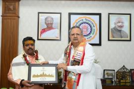 Dr. Premasai Maharaj paid a courtesy call on Chhattisgarh Assembly Speaker Dr. Raman Singh; a meaningful discussion took place regarding religion, culture, and character building. Hindi news latest news khabargali 