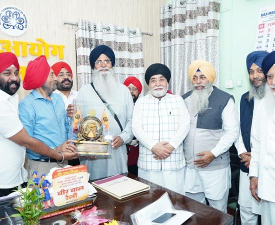 SGPC President Advocate Dhami reached Chhattisgarh Minority Commission office, President Amarjit Singh Chhabra gave a warm welcome, Advocate Harjinder Singh Dhami, President of Shiromani Gurdwara Parbandhak Committee, the highest body of Sikh community, and Mr. Balwinder Singh Kalra of Dharam Prachar Committee Amritsar, Raipur, Chhattisgarh, Khabargali
