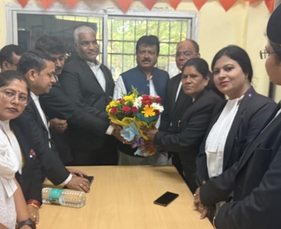 Chairman of Civil Supplies Corporation Sanjay Srivastava reached Raipur District and Sessions Court and congratulated the new executive of the Bar Association, President Dinesh Kumar Devangan, Senior Vice President Mrs. Bharti Rathore, Junior Vice President Suryakant Patskar, Secretary Rakesh Puri, Treasurer Mrs. Rani Laxmi Sahu, Joint Secretary Gunesh Kumar Nirmalkar and Mrs. Neha Rathore, Library Secretary Mahendra Kumar Devangan, Cultural and Sports Secretary Yugeshwar Sahu, Chhattisgarh, Khabargali