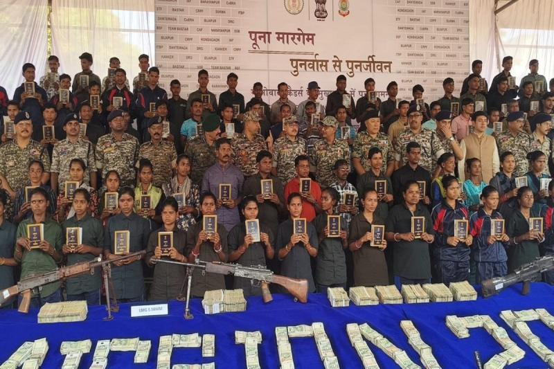 108 Maoists surrendered, including 44 women cadres; a reward of Rs 3.29 crore was announced. Raipur Chhattisgarh hindi news khabargali 
