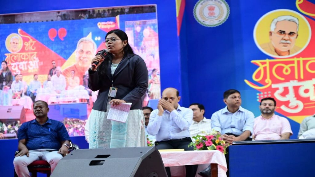 In conversation with the youth, CM Bhupesh Baghel gave many gifts, the stadium remained houseful, the indoor stadium of the capital, Chhattisgarh,khabargali