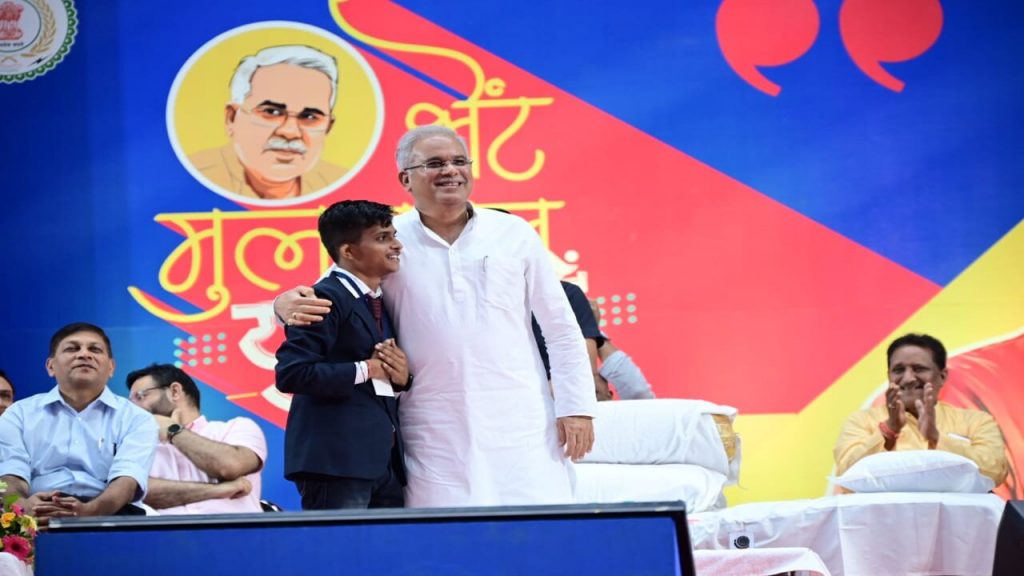 In conversation with the youth, CM Bhupesh Baghel gave many gifts, the stadium remained houseful, the indoor stadium of the capital, Chhattisgarh,khabargali