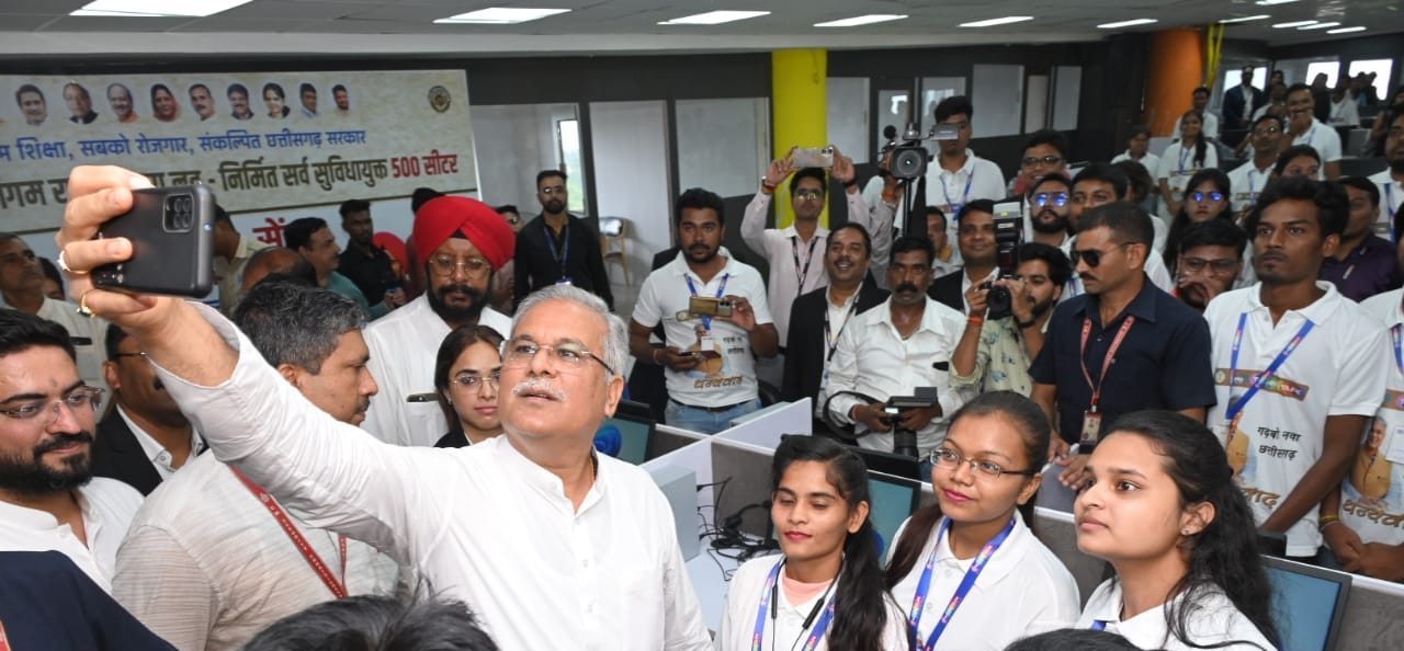 Chief Minister Bhupesh Baghel cut a cake of 150 feet length on his birthday, gifted BPO to the youth, BPO started in multilevel parking in front of collectorate, Raipur, Chhattisgarh,khabargali