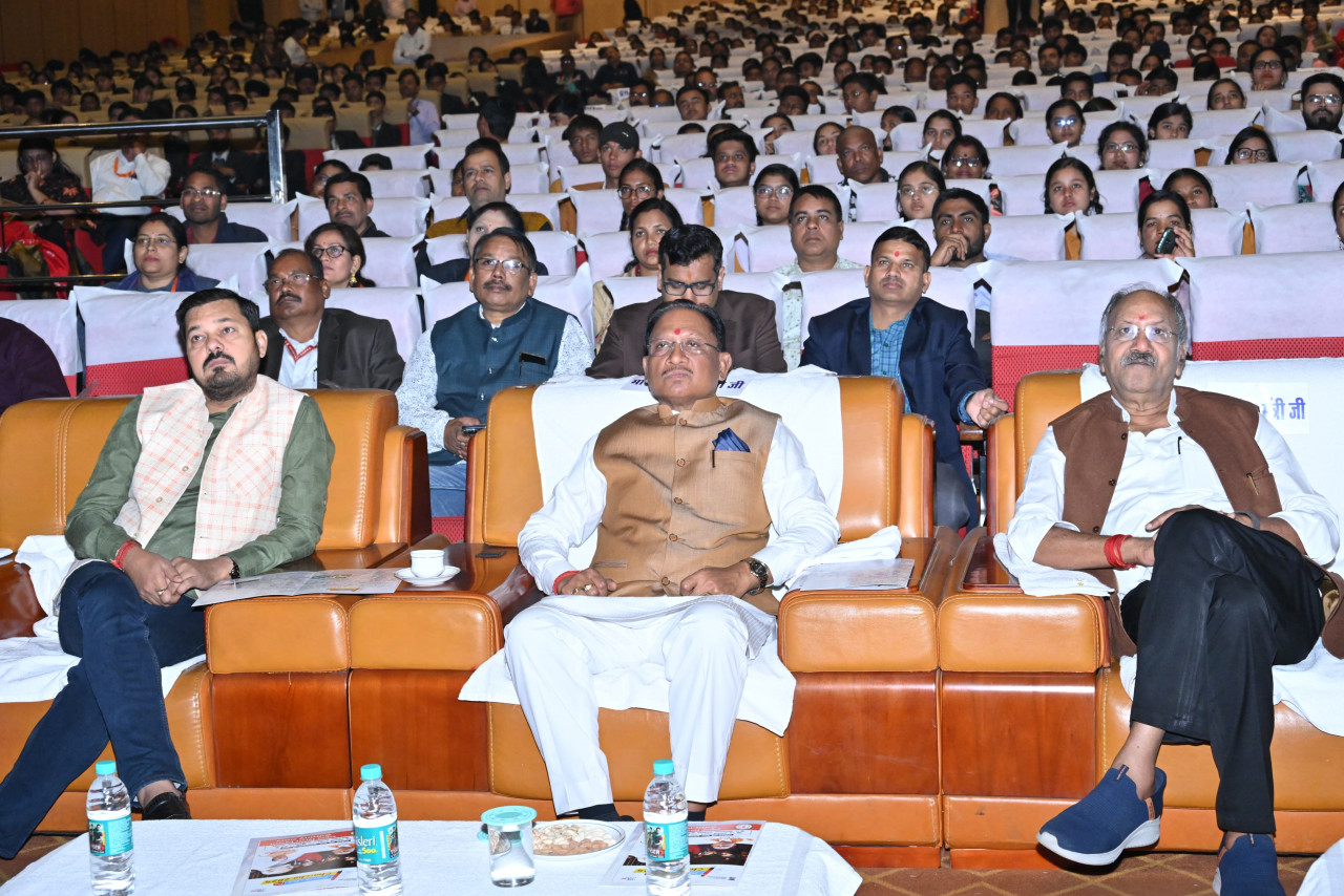 Discussion program on examination, Prime Minister Narendra Modi made Sukma student Umeshwari sit with him, gave tips to conduct stress free examination, Chief Minister Vishnu Dev Sai, School Education Minister Brijmohan Agarwal, MLA Purandar Mishra, Anuj Sharma, Guru Khushwant Saheb, Pt. located in the capital Raipur.  Deendayal Upadhyay Auditorium, Chhattisgarh, Khabargali