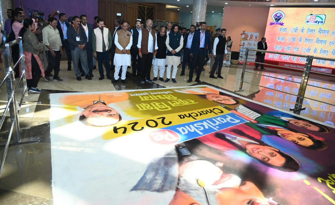Discussion program on examination, Prime Minister Narendra Modi made Sukma student Umeshwari sit with him, gave tips to conduct stress free examination, Chief Minister Vishnu Dev Sai, School Education Minister Brijmohan Agarwal, MLA Purandar Mishra, Anuj Sharma, Guru Khushwant Saheb, Pt. located in the capital Raipur.  Deendayal Upadhyay Auditorium, Chhattisgarh, Khabargali