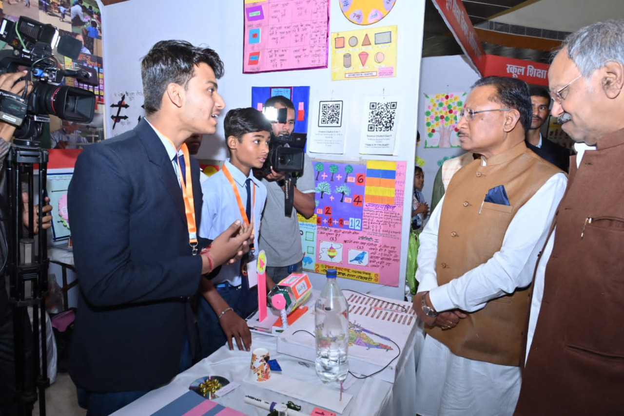 Discussion program on examination, Prime Minister Narendra Modi made Sukma student Umeshwari sit with him, gave tips to conduct stress free examination, Chief Minister Vishnu Dev Sai, School Education Minister Brijmohan Agarwal, MLA Purandar Mishra, Anuj Sharma, Guru Khushwant Saheb, Pt. located in the capital Raipur.  Deendayal Upadhyay Auditorium, Chhattisgarh, Khabargali