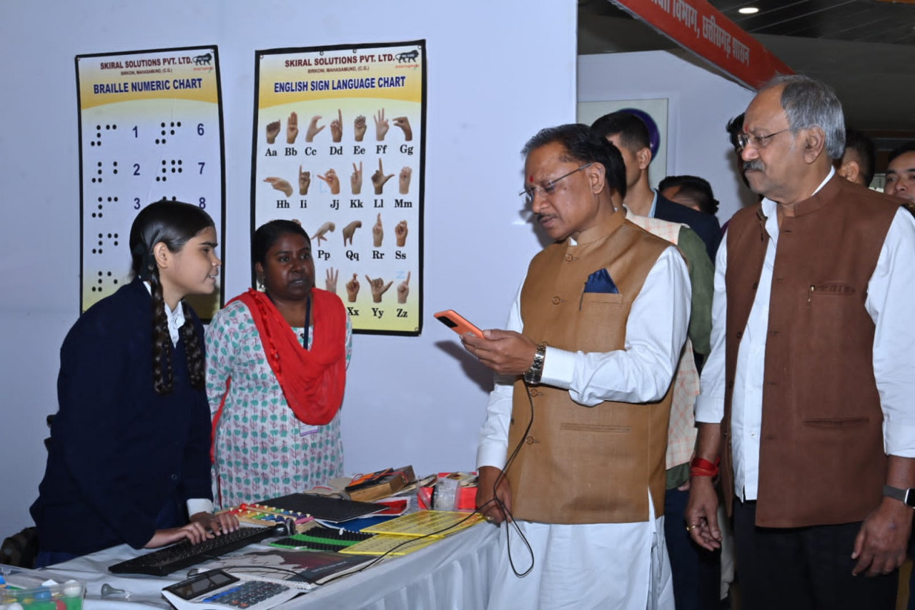 Discussion program on examination, Prime Minister Narendra Modi made Sukma student Umeshwari sit with him, gave tips to conduct stress free examination, Chief Minister Vishnu Dev Sai, School Education Minister Brijmohan Agarwal, MLA Purandar Mishra, Anuj Sharma, Guru Khushwant Saheb, Pt. located in the capital Raipur.  Deendayal Upadhyay Auditorium, Chhattisgarh, Khabargali