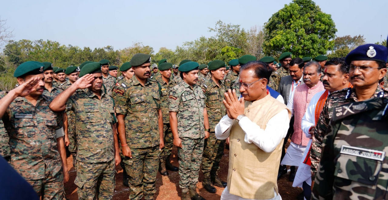 Martyred soldiers Late Shri Deven C., Late Shri Pawan Kumar and Late Shri Lambadhar Singha, Naxal encounter, Chief Minister Vishnudev Sai paid tribute to the martyred soldiers in a sad atmosphere, Deputy Chief Minister and Home Minister Vijay Sharma, Forest Minister Kedar Kashyap, Chhattisgarh, Khabargali.