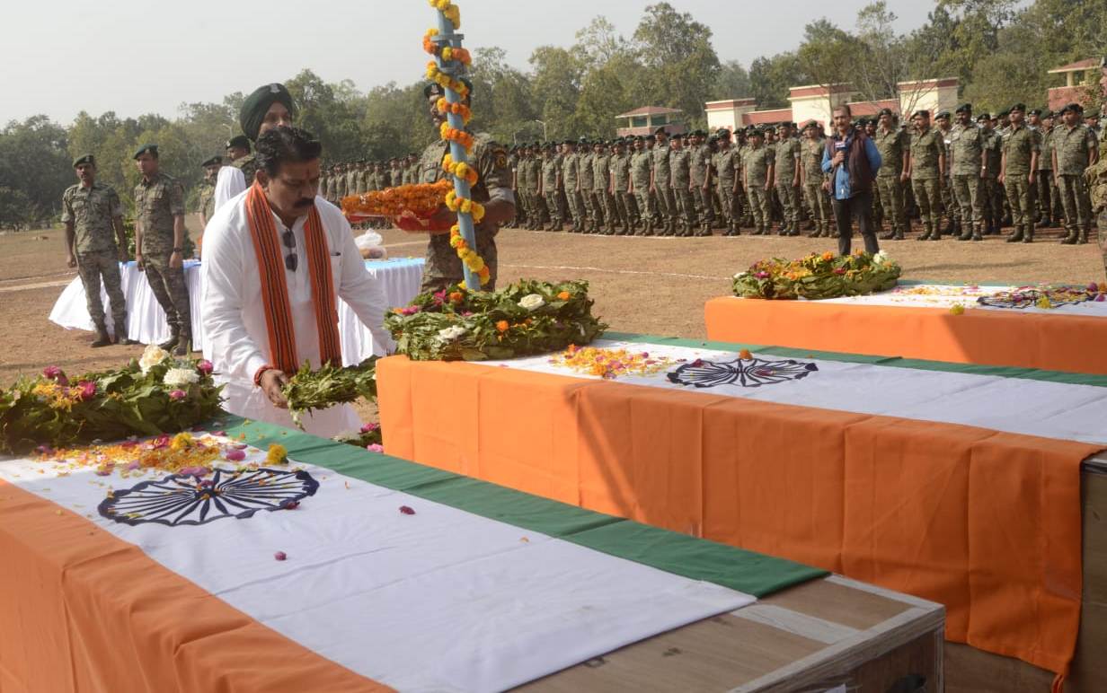 Martyred soldiers Late Shri Deven C., Late Shri Pawan Kumar and Late Shri Lambadhar Singha, Naxal encounter, Chief Minister Vishnudev Sai paid tribute to the martyred soldiers in a sad atmosphere, Deputy Chief Minister and Home Minister Vijay Sharma, Forest Minister Kedar Kashyap, Chhattisgarh, Khabargali.