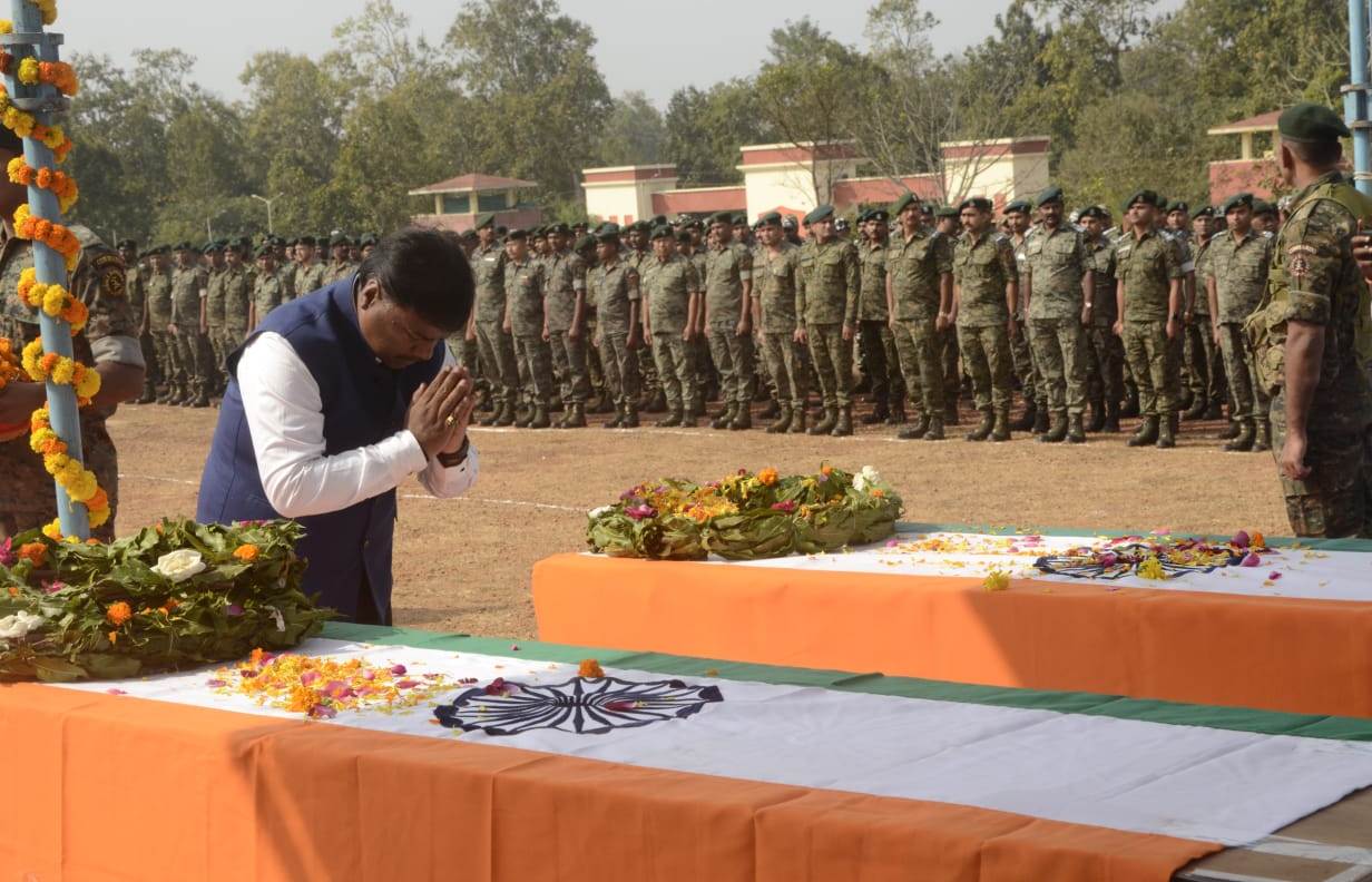 Martyred soldiers Late Shri Deven C., Late Shri Pawan Kumar and Late Shri Lambadhar Singha, Naxal encounter, Chief Minister Vishnudev Sai paid tribute to the martyred soldiers in a sad atmosphere, Deputy Chief Minister and Home Minister Vijay Sharma, Forest Minister Kedar Kashyap, Chhattisgarh, Khabargali.