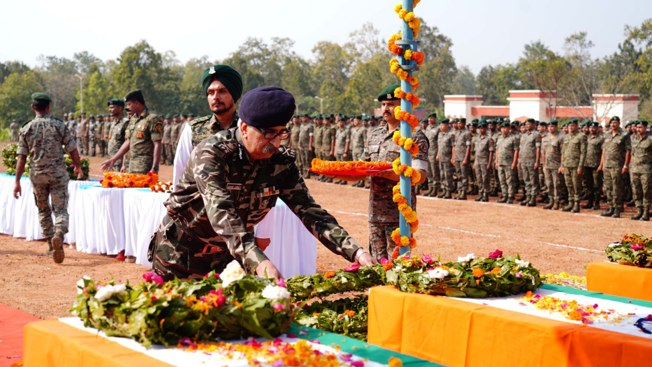Martyred soldiers Late Shri Deven C., Late Shri Pawan Kumar and Late Shri Lambadhar Singha, Naxal encounter, Chief Minister Vishnudev Sai paid tribute to the martyred soldiers in a sad atmosphere, Deputy Chief Minister and Home Minister Vijay Sharma, Forest Minister Kedar Kashyap, Chhattisgarh, Khabargali.