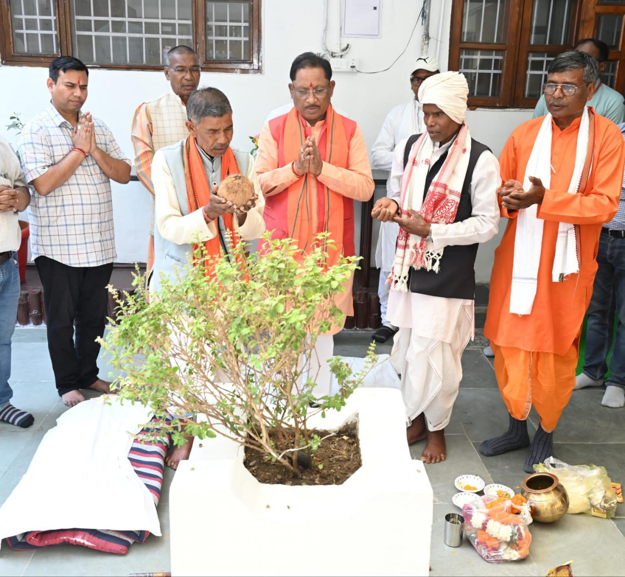 Chief Minister Sai offered prayers before shifting to Civil Line residence in the capital Raipur, Chhattisgarh, Khabargali.