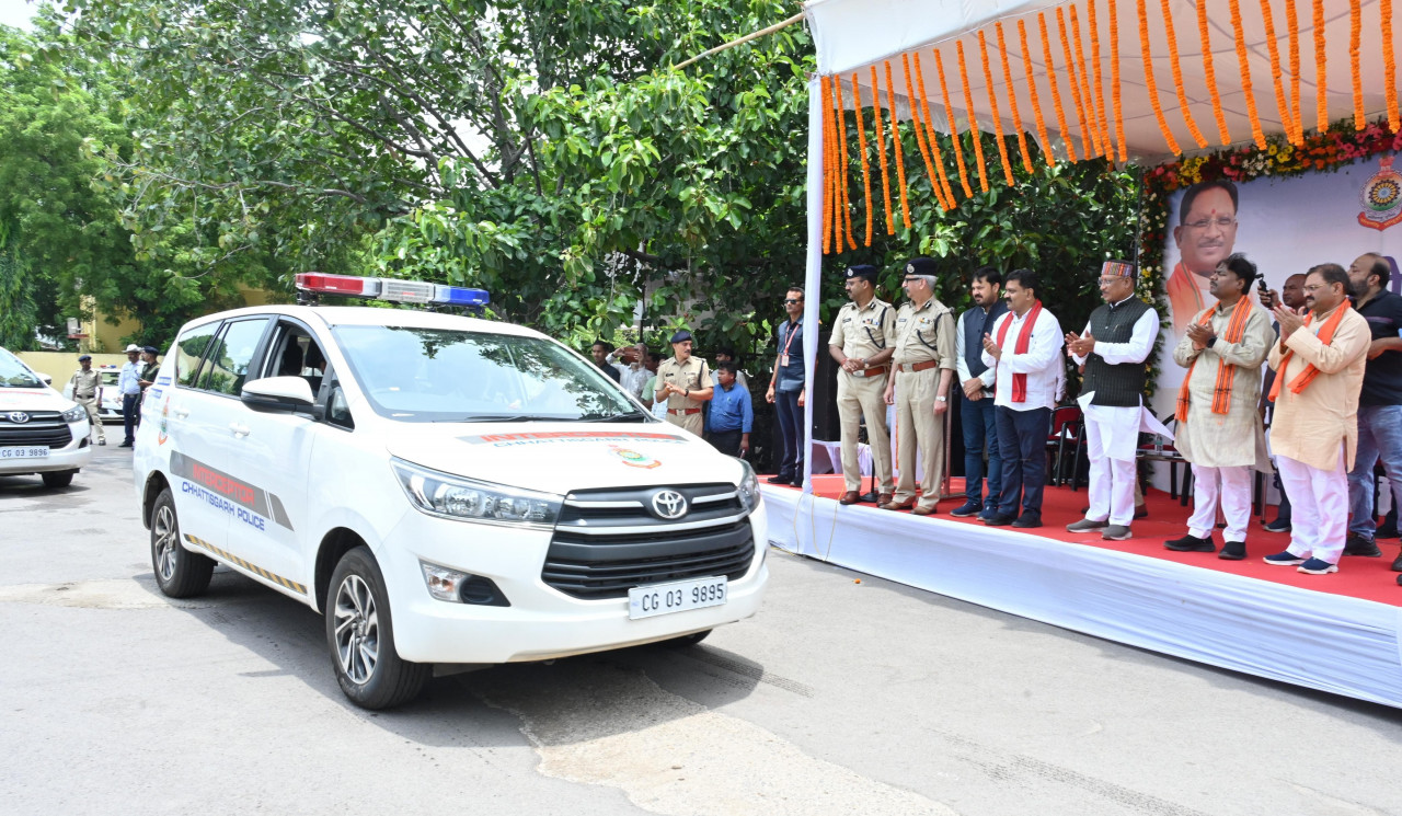 Chief Minister Vishnu Dev Sai, reducing road accidents is the top priority, will improve traffic system by making maximum use of high-tech system -, Deputy Chief Minister Vijay Sharma, Forest Minister Kedar Kashyap, MP Santosh Pandey, MLA Anuj Sharma, Director General of Police Ashok Juneja, Interceptor Vehicle, Raipur, Chhattisgarh, Khabargali