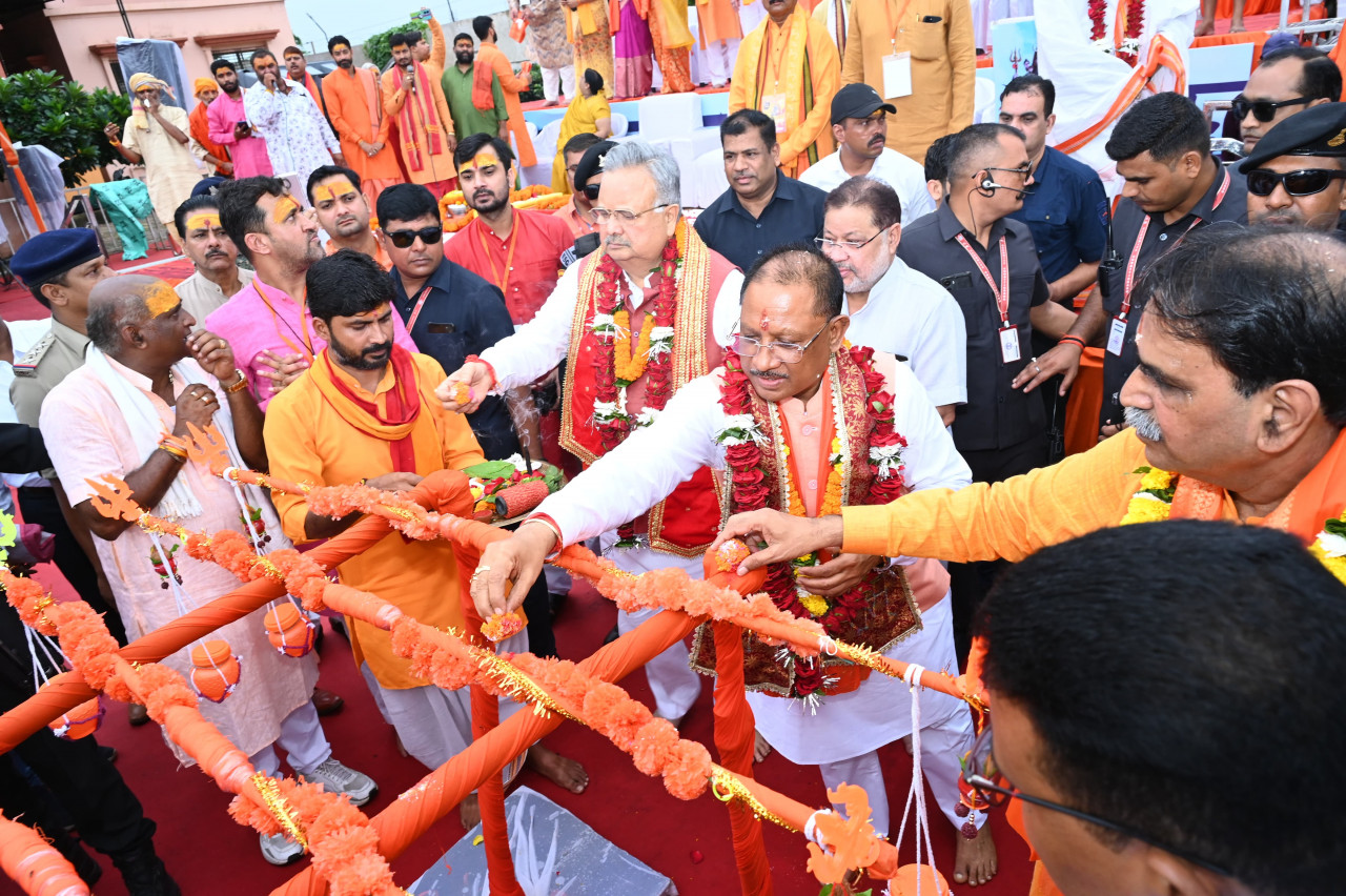 Grand Kanwar Yatra started in Raipur, CM Vishnudev Sai, former CM Raman Singh took Kanwar, grand event is organized every year under the leadership of Moonat, Kanwar Yatra lasted for 6 hours, Shiva devotees performed Jalabhishek of Hatkeshwarnath, Raipur, Chhattisgarh, Khabargali