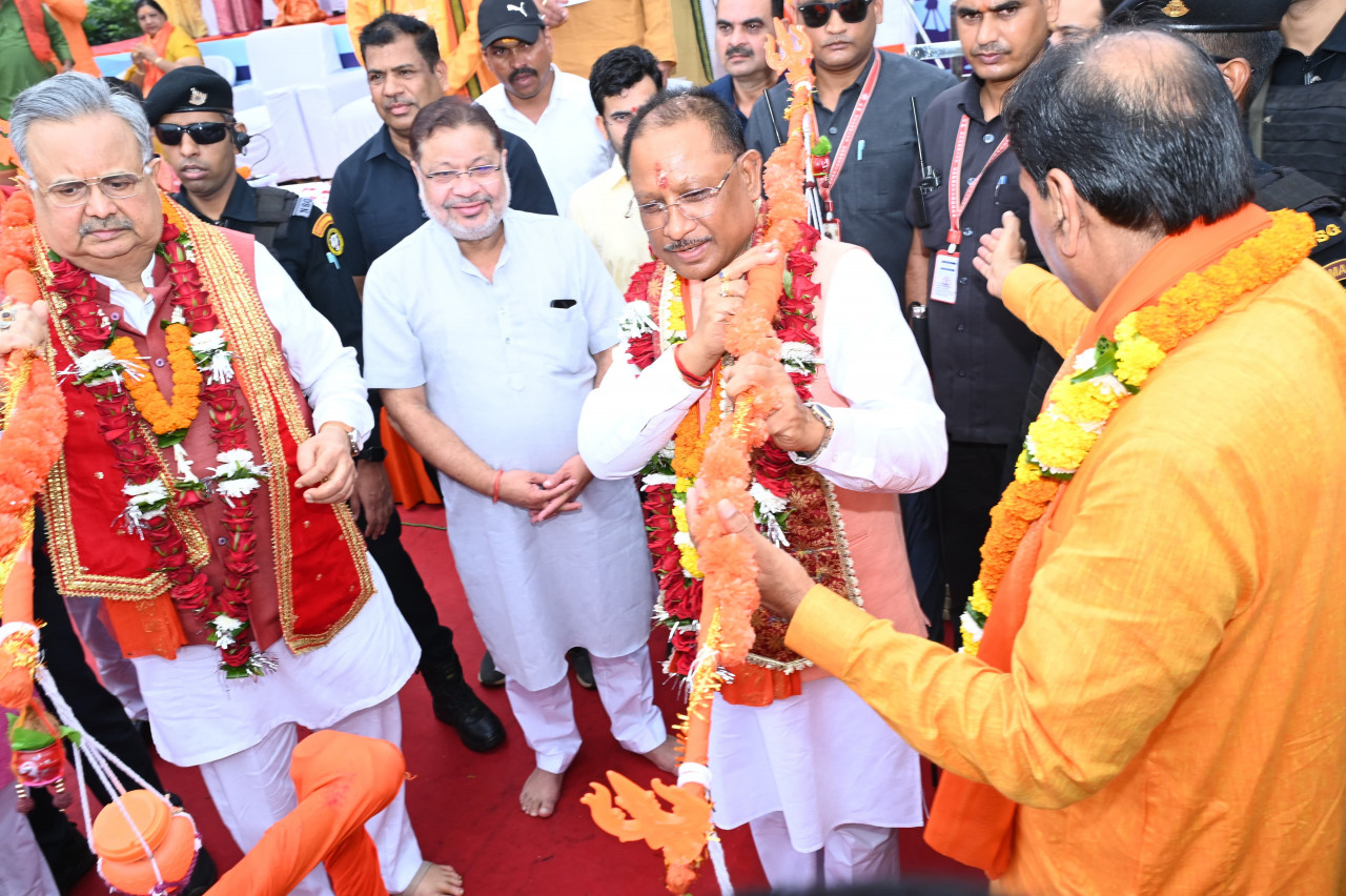 Grand Kanwar Yatra started in Raipur, CM Vishnudev Sai, former CM Raman Singh took Kanwar, grand event is organized every year under the leadership of Moonat, Kanwar Yatra lasted for 6 hours, Shiva devotees performed Jalabhishek of Hatkeshwarnath, Raipur, Chhattisgarh, Khabargali