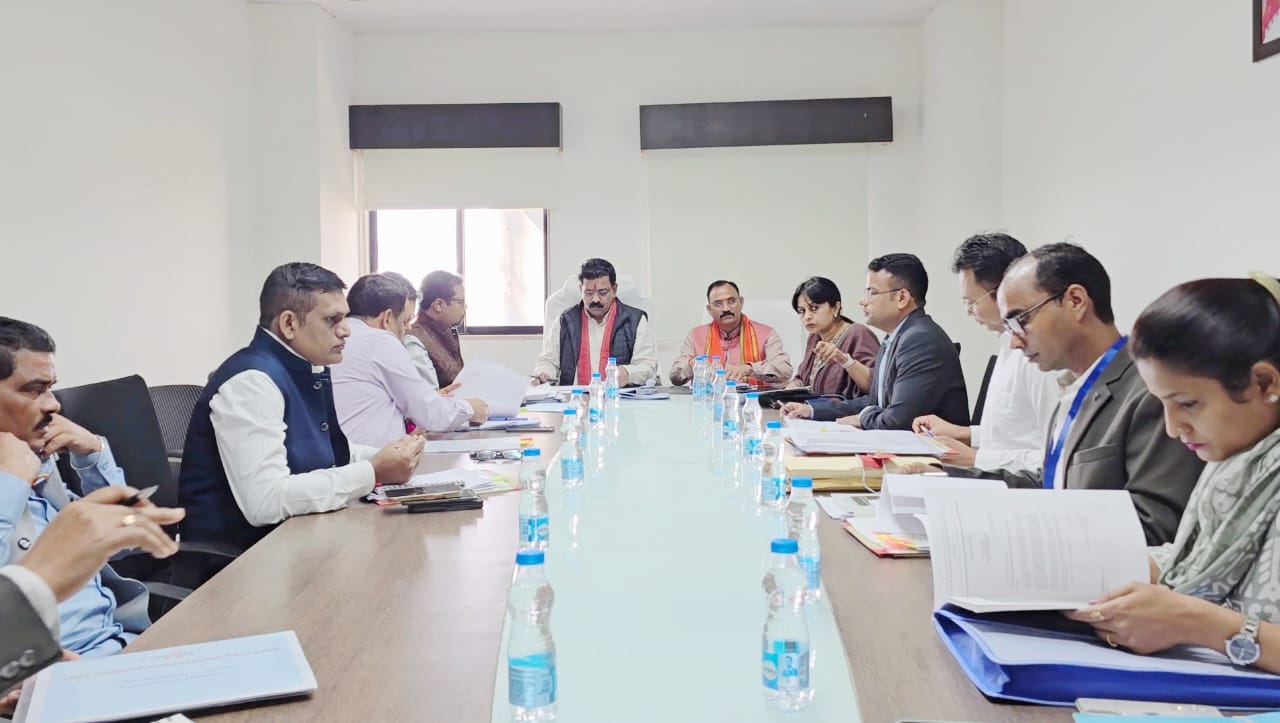 Strict legal action will be taken against those selling narcotic drugs, Minister Vijay Sharma, Additional Chief Secretary Manoj Kumar Pinguwa, Principal Secretary Panchayat and Rural Development Mrs. Niharika Barik, Commissioner cum Director Health and Family Welfare Dr. Priyanka Shukla, Special Secretary Finance and General Administration and Controller Food and Drug Administration Chandan Kumar, Chhattisgarh, Khabargali